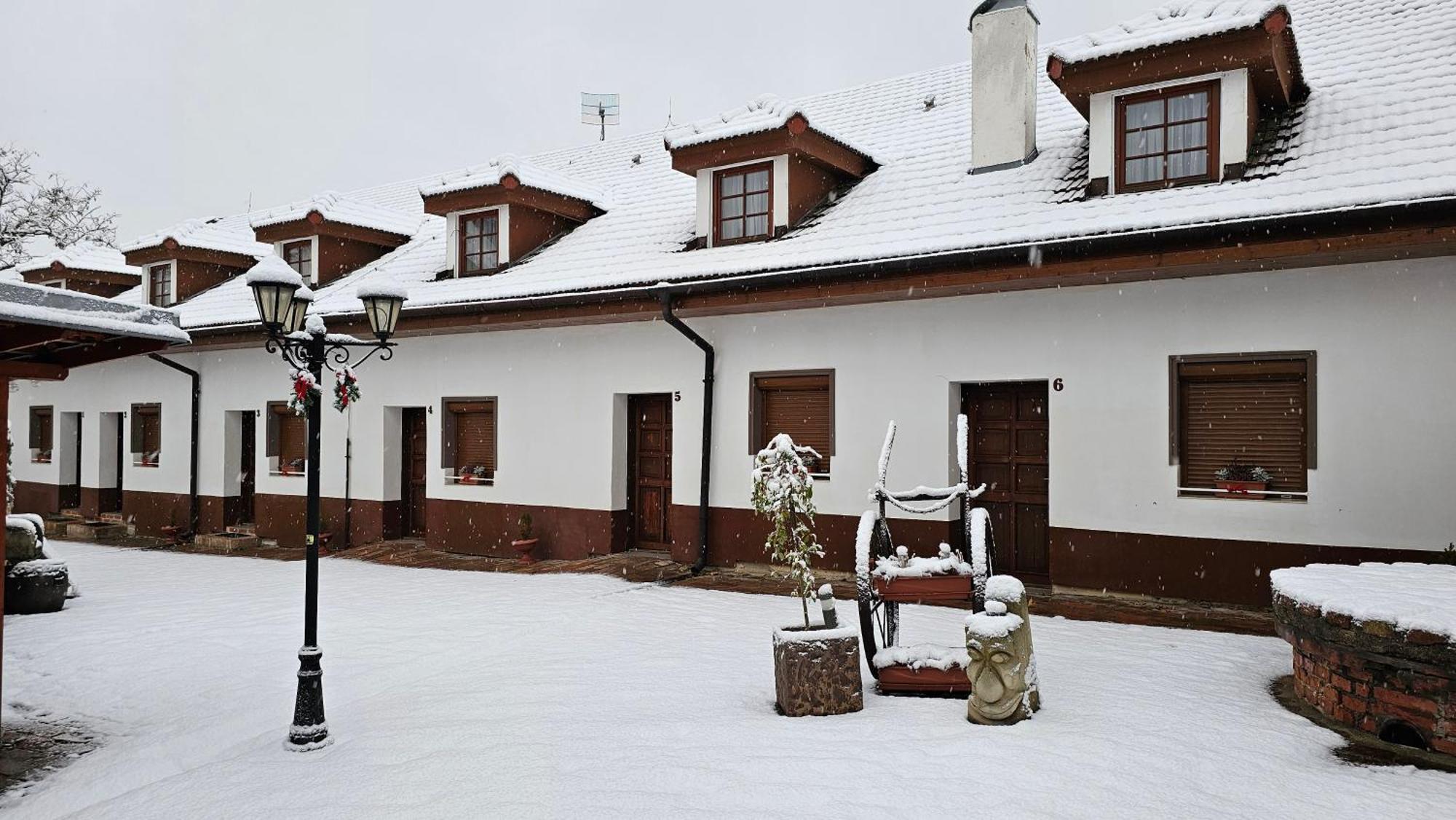 Zamecky Penzion Rotunda Breclav Exterior photo